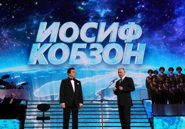 Президент РФ Владимир Путин на юбилейном концерте Иосифа Кобзона, 2017 год - Sputnik Молдова