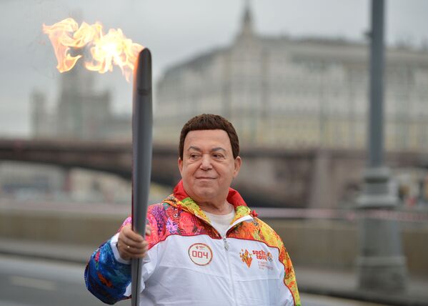 Певец Иосиф Кобзон во время эстафеты Олимпийского огня в Москве, 2013 год - Sputnik Молдова