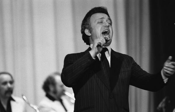 Советский эстрадный певец Иосиф Давыдович Кобзон дает концерт в Кабуле, 1980 год Советский эстрадный певец Иосиф Давыдович Кобзон дает концерт в Кабуле, 1980 год - Sputnik Молдова