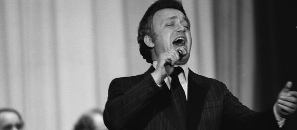 Советский эстрадный певец Иосиф Давыдович Кобзон дает концерт в Кабуле, 1980 год - Sputnik Молдова