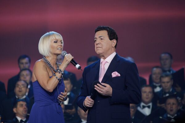 Певица Валерия и народный артист СССР Иосиф Кобзон в во время выступления на концерте в честь дня его рождения, 2009 год Певица Валерия и народный артист СССР Иосиф Кобзон в во время выступления на концерте в честь дня его рождения, 2009 год - Sputnik Молдова