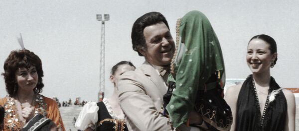 Народный артист РСФСР, певец Иосиф Кобзон (с девочкой на руках) выступает на стадионе в Кабуле. - Sputnik Молдова