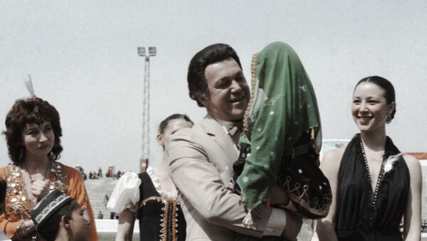 Народный артист РСФСР, певец Иосиф Кобзон (с девочкой на руках) выступает на стадионе в Кабуле. - Sputnik Молдова