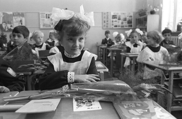 Ученица во время урока в День знаний, 1983 год - Sputnik Молдова