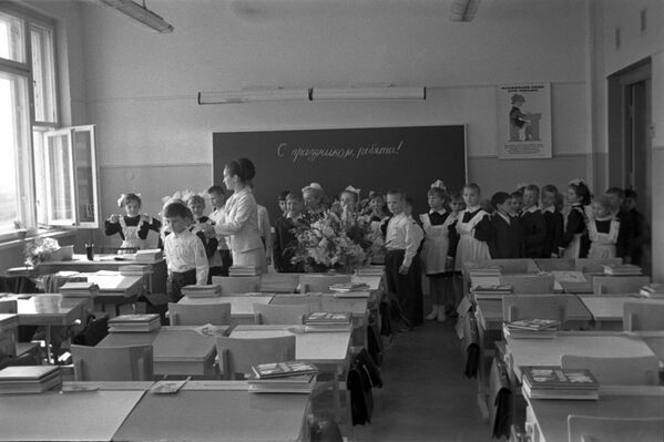 Первый урок первоклассников - знакомство со школой, 1971 год - Sputnik Молдова