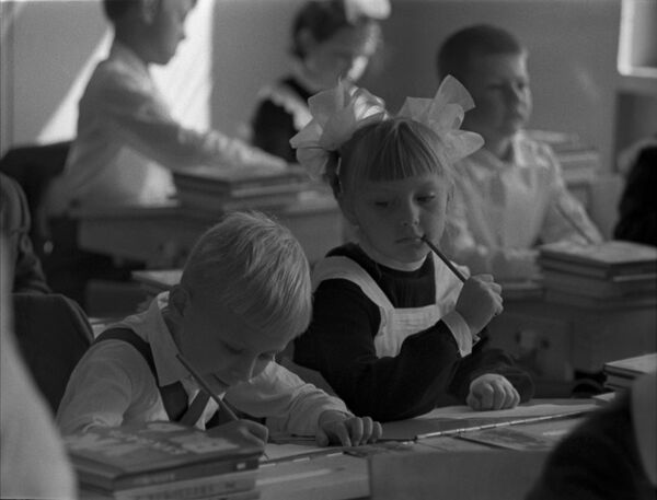 Первоклассники на уроке рисования, 1971 - Sputnik Молдова