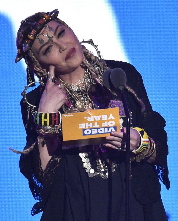 Мадонна, выйдя на сцену, решила отдать дань уважения покойной Арете Франклин, которой не стало 16 августа - Sputnik Молдова