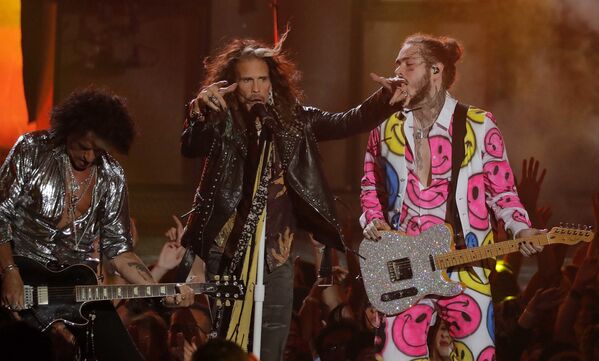 Post Malone и 21 Savage исполнили свой хит Rockstar под электрогитару. А затем на сцене появились легендарные Aerosmith, которые вместе с Post Malone исполнили хиты Dream On и Toys In The Attic - Sputnik Молдова