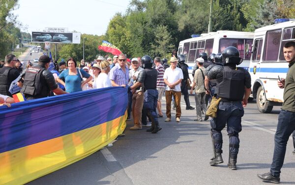 Unioniștii au fost evacuați de polițiști - Sputnik Moldova