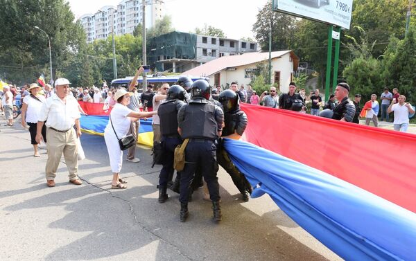 Unioniștii au fost evacuați de polițiști - Sputnik Moldova