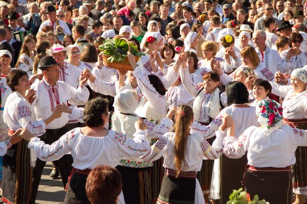 Nicio sărbătoare moldovenească nu trece fără hora tradiţională. - Sputnik Moldova