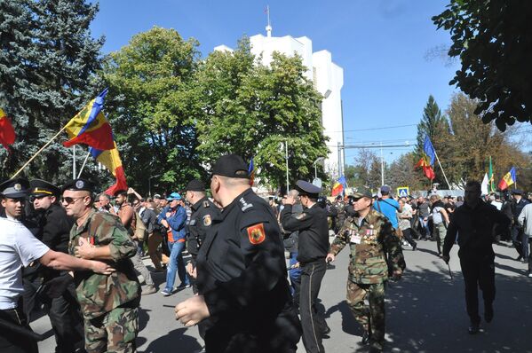 Cedând presiunii protestatarilor, poliţiştii au reuşit să se regrupeze chiar la intrarea în Parlament. - Sputnik Moldova