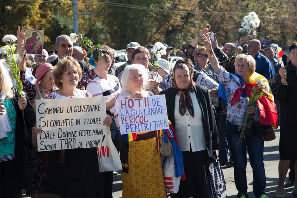 Timpul neobişnuit de cald pentru începutul lunii octombrie nu i-a împiedicat să iasă în stradă pe cetăţenii de toate vârstele. - Sputnik Moldova