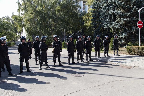 Полиция всегда наготове. В данном случае - у здания парламента. - Sputnik Молдова