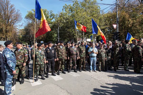 Однако именно ветераны армии и органов правопорядка обеспечивали порядок среди протестующих. - Sputnik Молдова