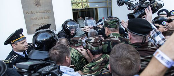 Протесты у парламента в центре Кишинева - Sputnik Moldova