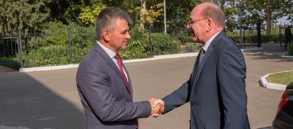 Встреча главы ПМР Вадима Красносельского с Чрезвычайным и Полномочным Послом Российской Федерации в Республике Молдова Олегом Васнецовым - Sputnik Молдова