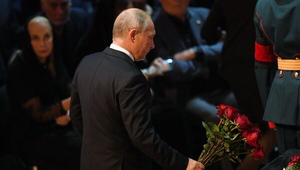 Президент РФ В. Путин посетил церемонию прощания с Иосифом Кобзоном - Sputnik Молдова