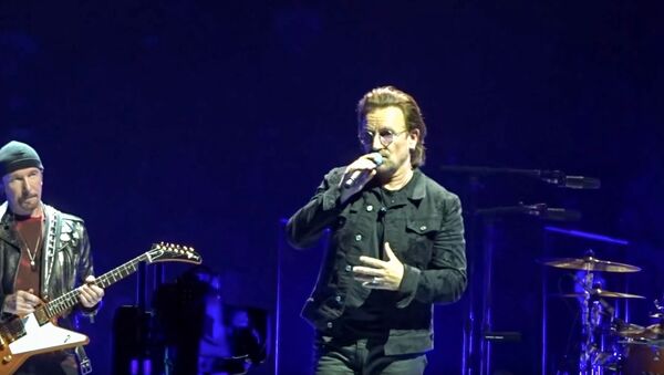 Боно из U2 потерял голос и не смог допеть - Sputnik Молдова