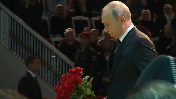 Путин возлагает цветы к гробу Кобзона - Sputnik Молдова