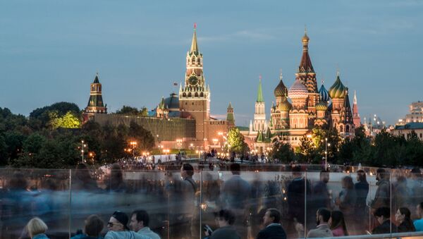 Посетители любуются видом на Кремль с территории природно-ландшафтного парка Зарядье в Москве - Sputnik Молдова