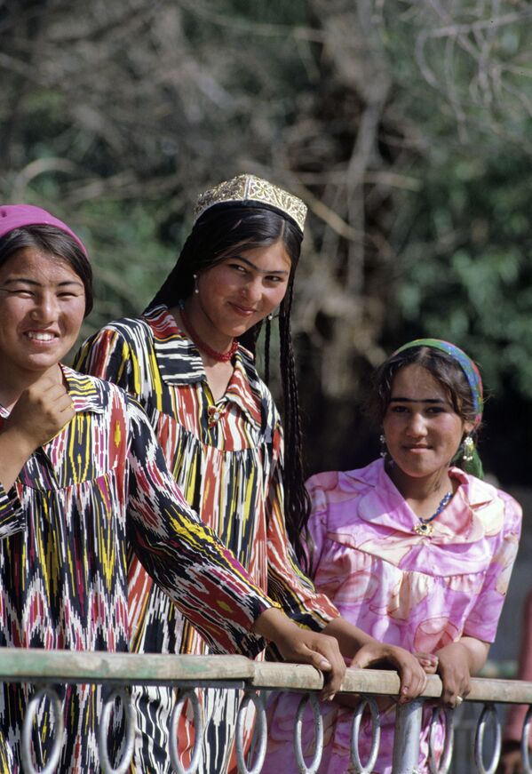 Девушки-таджички в национальных костюмах, жительницы Вахшской долины - Sputnik Молдова