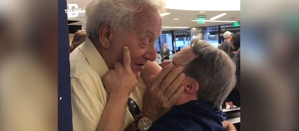 88 летний отец и 53 летний сын с синдромом Дауна встретились после недельной разлуки 88 летний отец и 53 летний сын с синдромом Дауна встретились после недельной разлуки - Sputnik Молдова