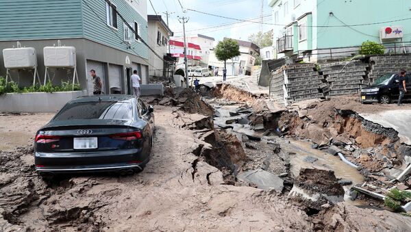 Разрушенная улица вследствие землетрясения на острове Хоккайдо, Япония - Sputnik Молдова