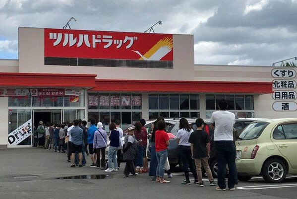 Люди в очереди у супермаркета вследствие землетрясения на острове Хоккайдо, Япония - Sputnik Молдова