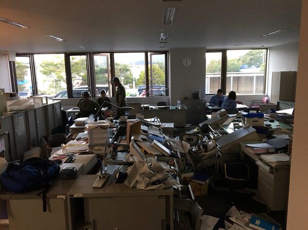 Упавшие предметы в офисе вследствие землетрясения на острове Хоккайдо, Япония - Sputnik Молдова