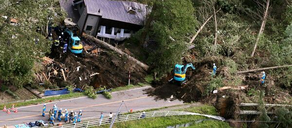 Спасатели и полиция у разрушенного дома следствие землетрясения на острове Хоккайдо, Япония - Sputnik Moldova-România