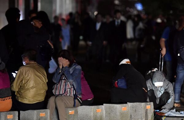 Люди на улице вследствие землетрясения на острове Хоккайдо, Япония - Sputnik Молдова