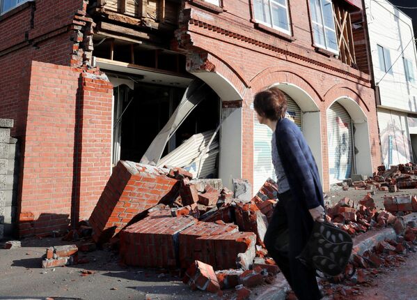 Разрушенный дом вследствие землетрясения на острове Хоккайдо, Япония - Sputnik Молдова