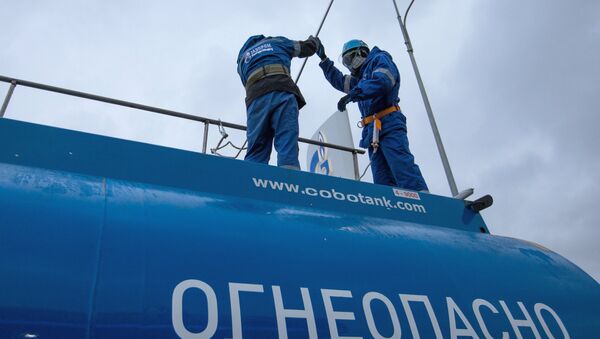 Работа заправочной станции Газпромнефть в Санкт-Петербурге - Sputnik Moldova