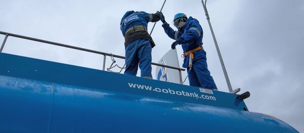 Работа заправочной станции Газпромнефть в Санкт-Петербурге - Sputnik Moldova