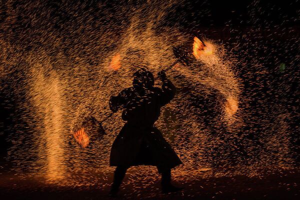 Под разгоряченный гул толпы праздник огня закончился салютом, а после все желающие смогли подойти и сфотографироваться с артистами. - Sputnik Молдова