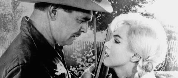 Мэрилин Монро и Кларк Гейбл в фильме Неприкаянные, 1961 год Мэрилин Монро и Кларк Гейбл в фильме Неприкаянные, 1961 год - Sputnik Молдова