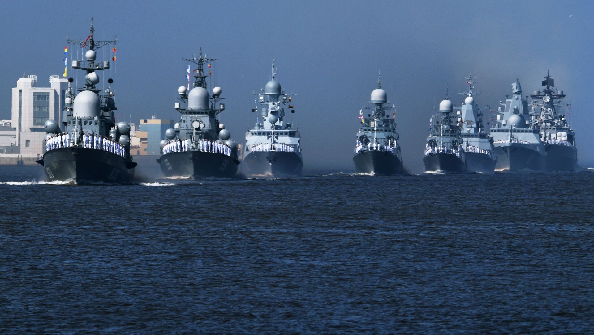 Корабли ВМФ России на главном военно-морском параде в Кронштадте - Sputnik Moldova-România, 1920, 01.07.2021