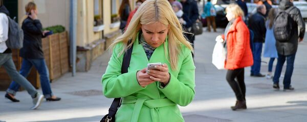 Young woman using a smartphone Young woman using a smartphone - Sputnik Moldova