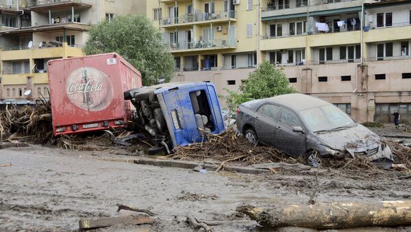 Искореженные машины вследствие наводнения в Тбилиси - Sputnik Moldova