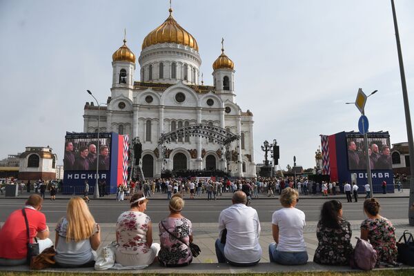 Горожане у храма Христа Спасителя, где прошел концерте классической музыки в честь Дня города - Sputnik Молдова