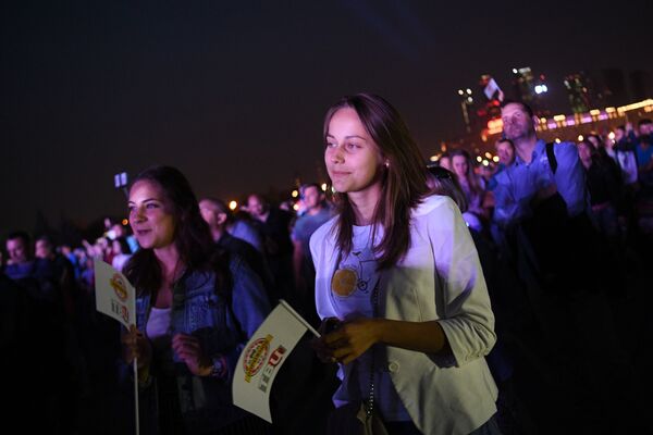 Зрители во время праздничного концерта «С днем рождения, Москва!», организованного Дорожным радио в честь 871-летия Москвы, на Поклонной горе - Sputnik Молдова