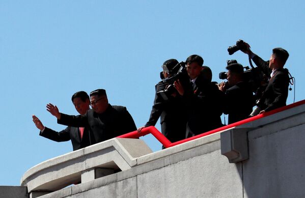 Liderul RPDC Kim Jong-no și politicianul chinez Li Zhanshu la parada dedicată celor 70 de ani de la proclamarea Republicii Populare Democratice Coreene - Sputnik Moldova-România