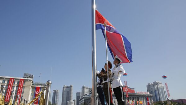 Поднятие северокорейского флага до начала парада в честь дня КНДР в Пхеньяне - Sputnik Moldova-România