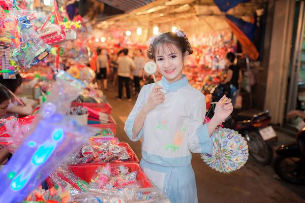 O tânără chineză făcând cumpărături la piață - Sputnik Moldova