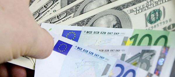 Евро и доллары - Sputnik Молдова