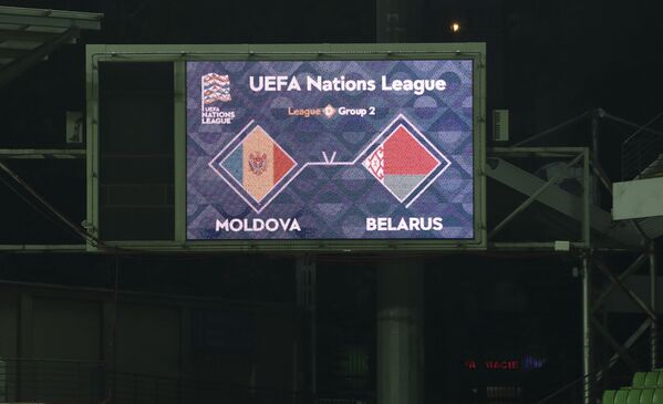 На информационном табло стадиона заставку матча подготовили заранее - Sputnik Молдова