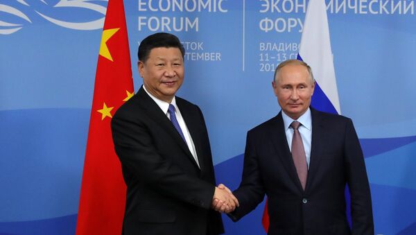 Президент России и лидер КНР в ходе встречи на Восточном экономическом форуме. - Sputnik Молдова