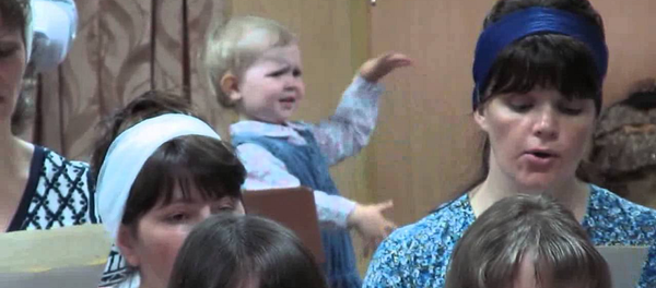 Малышка прониклась музыкой хора и начала сама дирижировать – видео - Sputnik Молдова