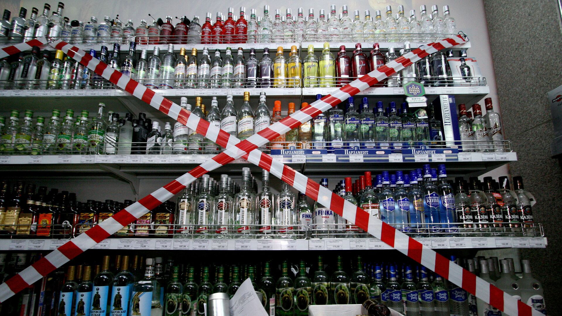 Витрина с алкогольной продукцией в супермаркете - Sputnik Молдова, 1920, 02.10.2021